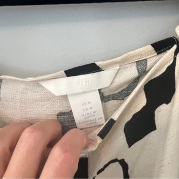 H&M Off Shoulder Cream and Black Geometric Print Top with buttons Size M Medium - Picture 3 of 4
